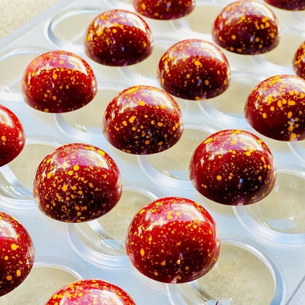 Bonbons au chocolat dans un moule polycarbonate